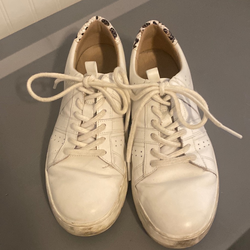 Vionic Simasa Sneakers - 7.5M White Leather w/ Snakeskin. Pre-Worn GUC